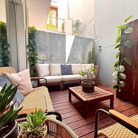 Artist In Historic Centre Apartment *